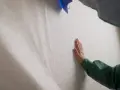 Jak położyć tapetę na krzywej ścianie bez błędów i frustracji