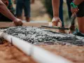 Jaki beton na fundament – wybierz odpowiednią klasę dla trwałości budynku