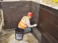 Czym obłożyć fundament, aby uniknąć problemów z wilgocią?
