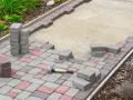 Ile betonu pod krawężnik? Oblicz dokładnie i uniknij strat