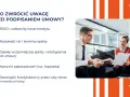 Trzy osoby omawiają umowę. Na ekranie lista punktów do sprawdzenia przed podpisaniem, w tym obowiązki kredytobiorcy.