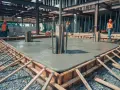 Ile schnie beton pod słupki? Kluczowe czasy i czynniki wpływające