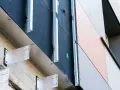 System mocowania paneli elewacyjnych. Widoczna betonowa ściana, izolacja i aluminiowe wsporniki tworzące przestrzeń dla wentylowanej elewacji.