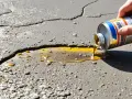 Skuteczne metody na usunięcie plam oleju z betonu, które działają