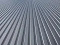 Srebrny dach z blachy trapezowej, idealnie położony, świadczy o solidnym zakładzie blachy trapezowej.