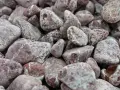 Głazowisko z kamieni ozdobnych w odcieniach różu i szarości. Zastanawiasz się, ile kosztuje tona żwiru?