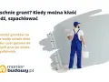 Budowlaniec z wałkiem i wiadrem czeka, aż grunt wyschnie. Większość gruntów schnie 4-6 godzin.