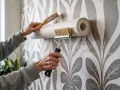 Jak położyć tapetę na ścianę bez błędów – krok po kroku do sukcesu