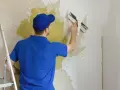 Jak usunąć starą farbę emulsyjną ze ściany i uniknąć uszkodzeń