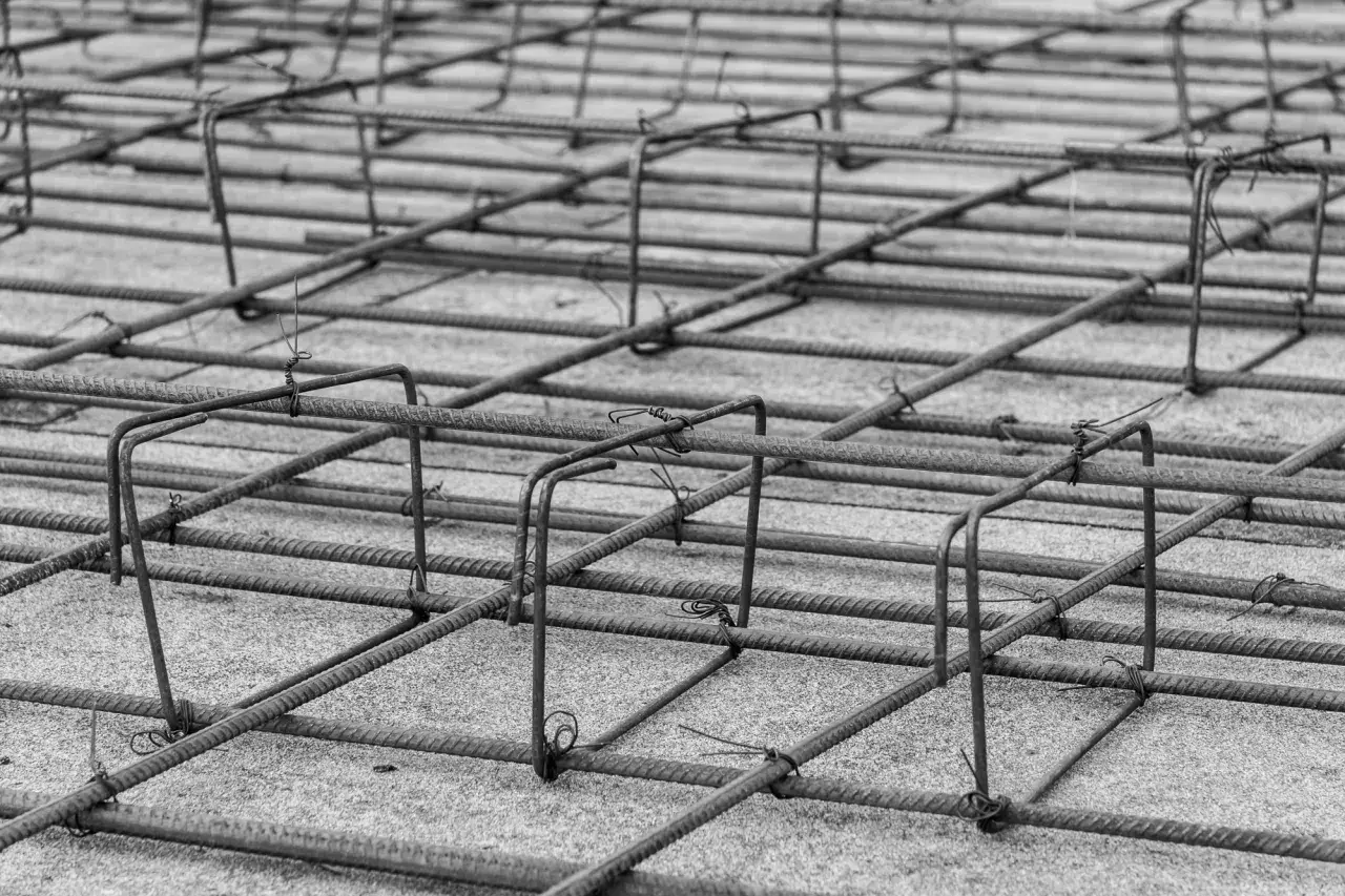 Siatka zbrojenia fundamentu, gotowa do zalania betonem. Stalowe pręty tworzą solidną konstrukcję.