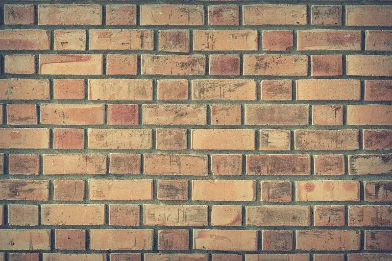 Cegły wystające co druga w murze – jak uniknąć błędów w budowie