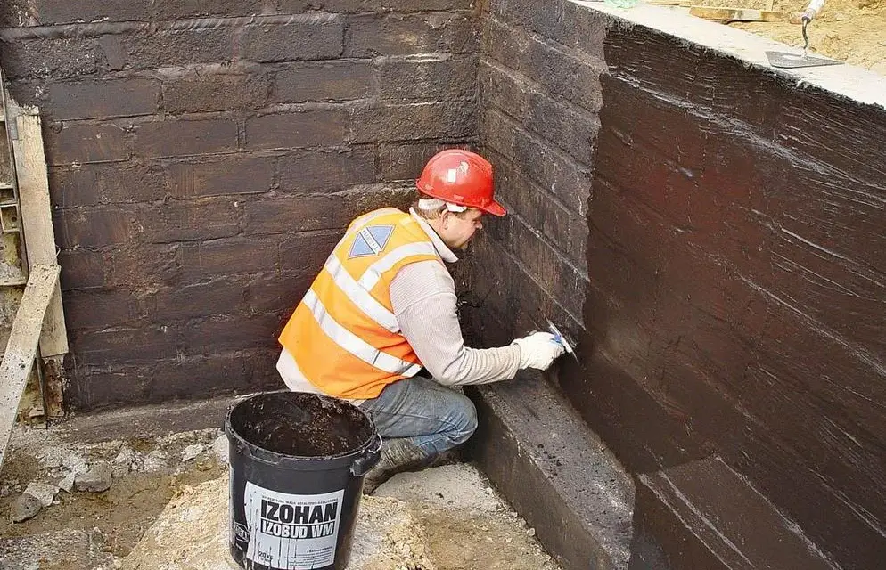 Czym obłożyć fundament, aby uniknąć problemów z wilgocią?