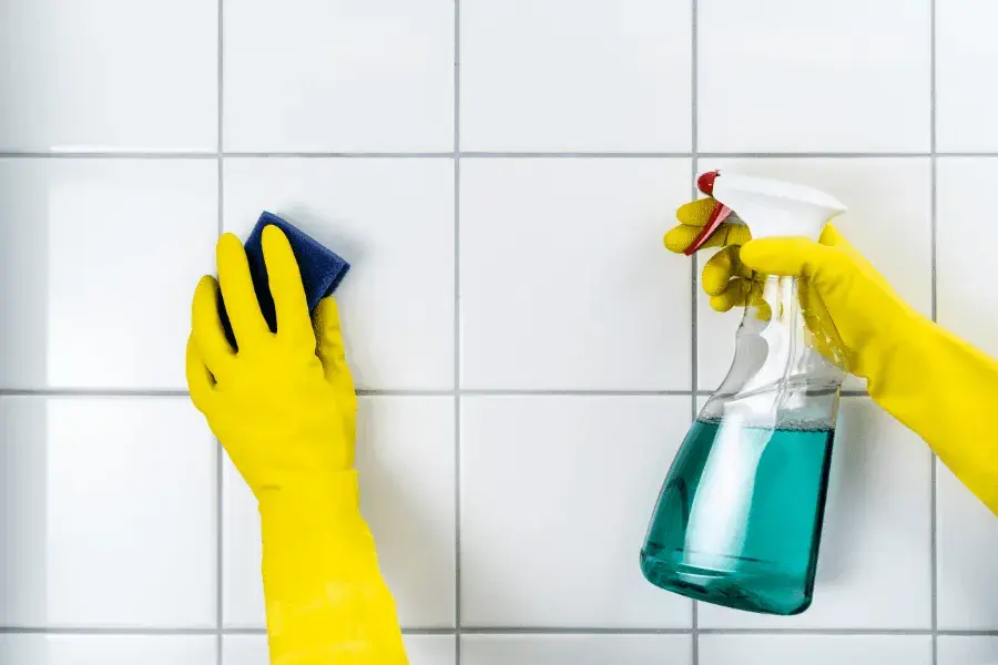 Skuteczne domowe sposoby na zmycie fugi z płytek bez chemii