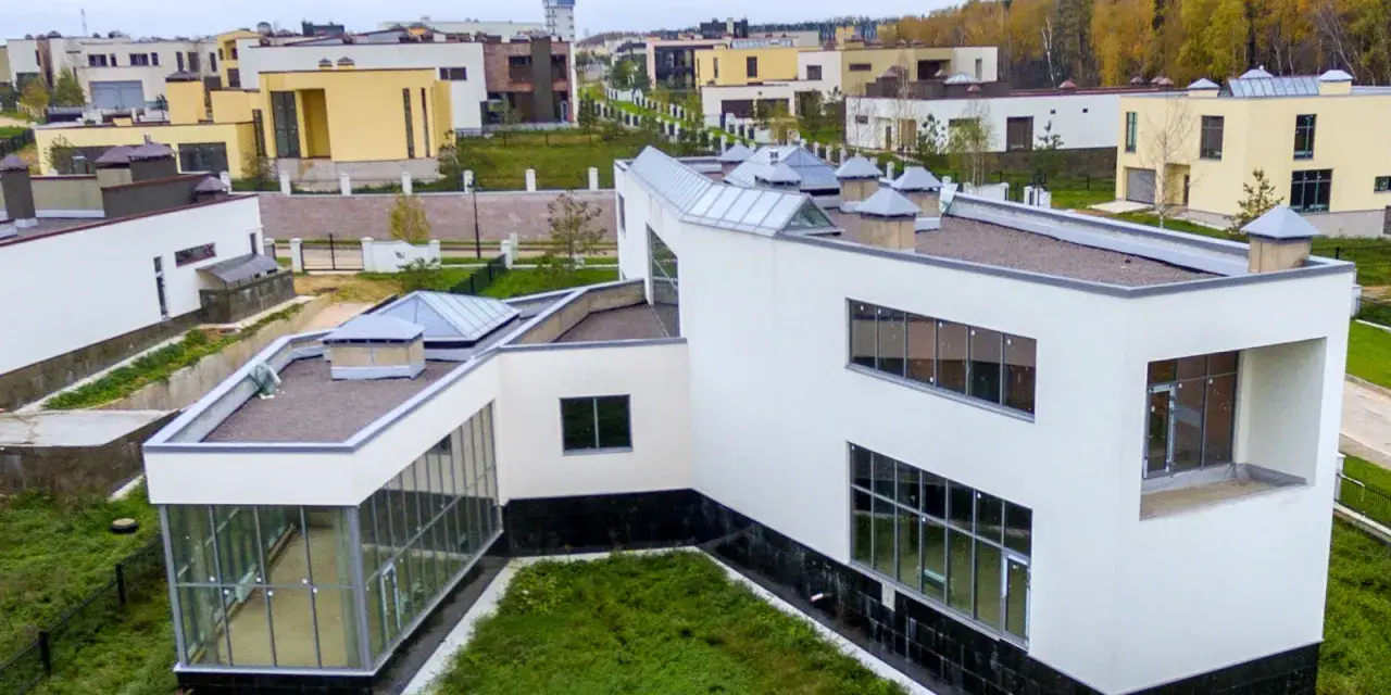 Skuteczne odwodnienie dachu płaskiego z attyką – uniknij problemów z wodą
