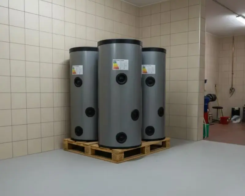 Zbiorniki buforowe w pomieszczeniu technicznym instalacji CO