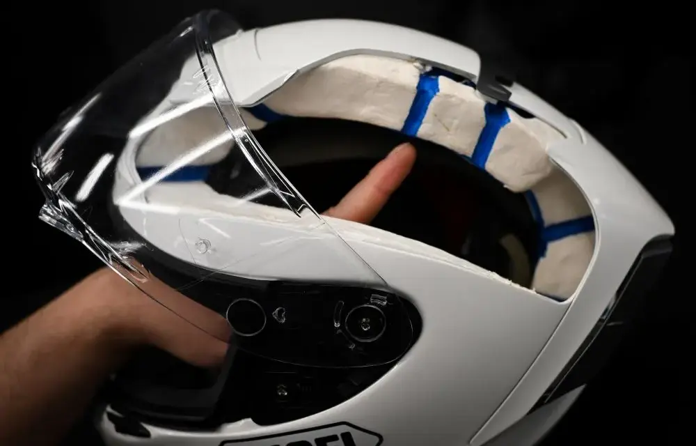 Kask poliwęglan czy włókno szklane - który wybór zapewni lepszą ochronę?