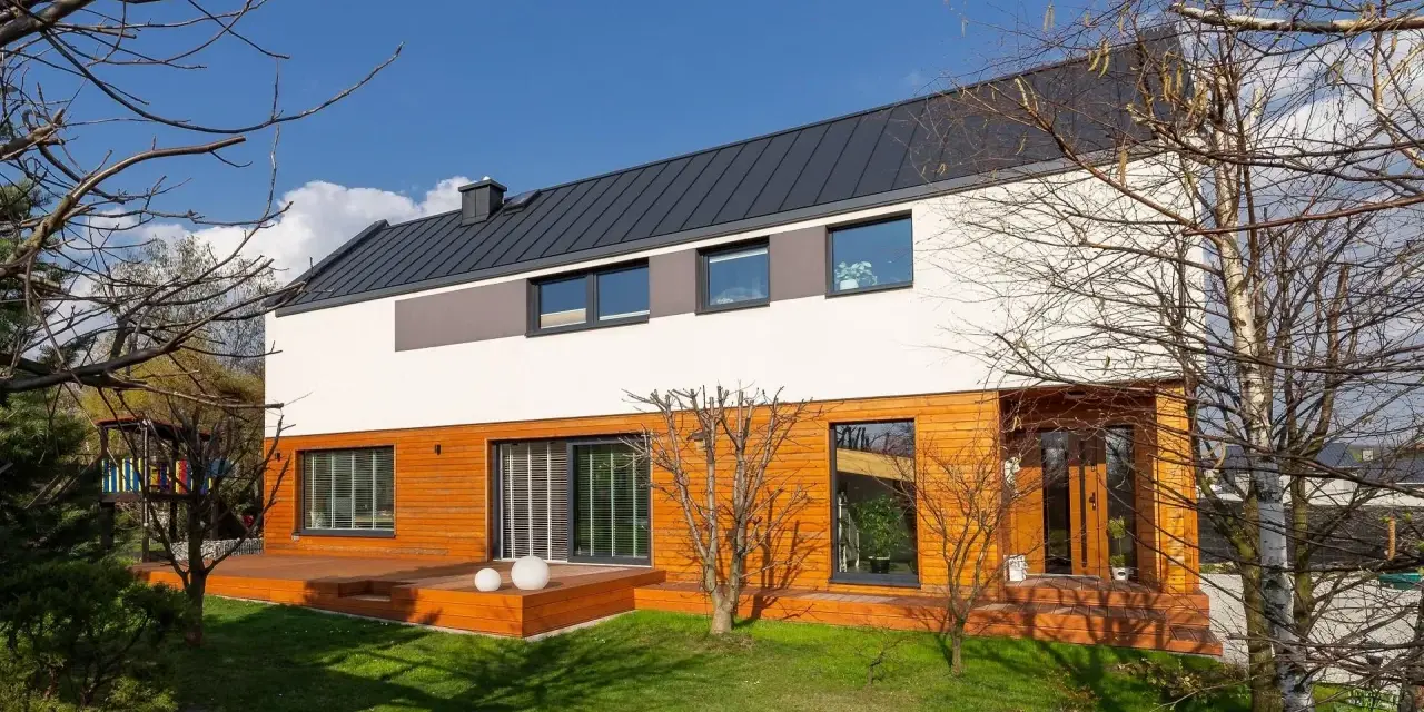 Ile kosztuje elewacja domu 100m2? Poznaj ukryte koszty i oszczędności