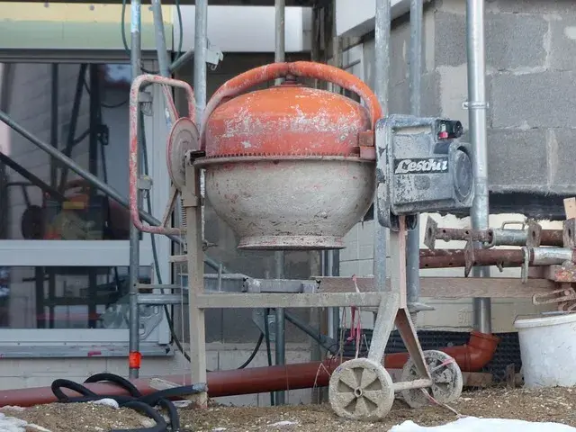 Jak długo półsuchy beton może leżeć na placu budowy? Sprawdź to!