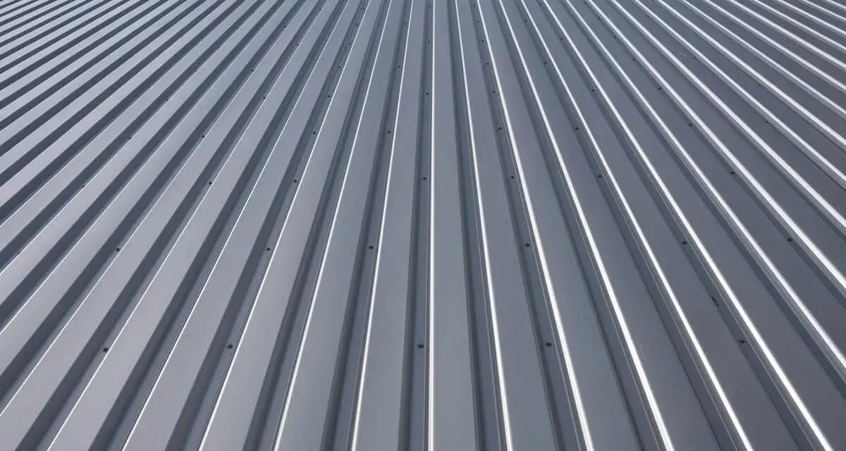Srebrny dach z blachy trapezowej, idealnie położony, świadczy o solidnym zakładzie blachy trapezowej.