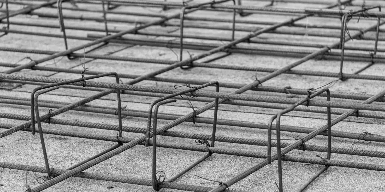 Siatka zbrojenia fundamentu, gotowa do zalania betonem. Stalowe pręty tworzą solidną konstrukcję.