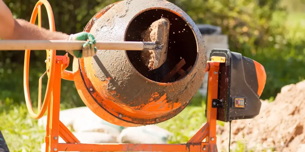 Ile łopat materiału budowlanego z worka cementu 25 kg? Odpowiedź zaskakuje!