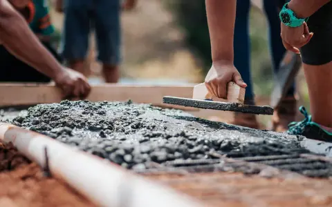 Ile waży metr sześcienny betonu? Zaskakujące różnice w wadze!