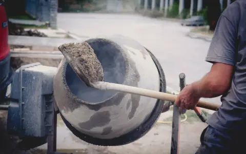 Ile wody dodać do zaprawy murarskiej, aby uniknąć problemów?