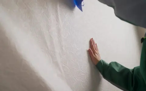 Jak położyć tapetę na krzywej ścianie bez błędów i frustracji