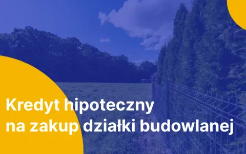 Kredyt hipoteczny na zakup działki budowlanej. Tuje i ogrodzenie na tle błękitnego nieba z chmurami.