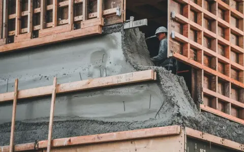 Jak długo trzymać beton w szalunku, aby uniknąć pęknięć?