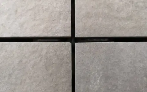 Jaka fuga do płytek 120x20? Wybierz odpowiednią szerokość i materiał