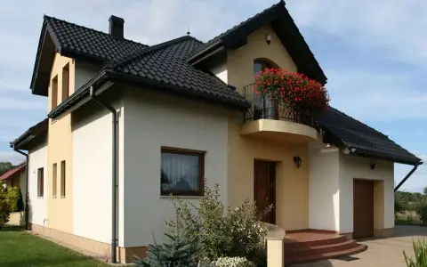 Jaki kolor podbitki do czarnego dachu? Odkryj idealne połączenia