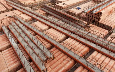 Strop teriva w budowie, widoczne pustaki ceramiczne i zbrojenie. Sprawdź aktualną strop teriva cena.