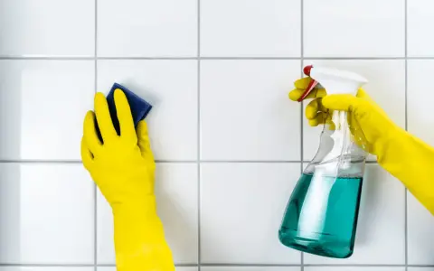 Skuteczne domowe sposoby na zmycie fugi z płytek bez chemii