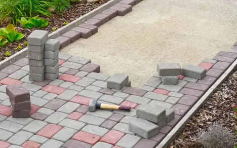 Ile betonu pod krawężnik? Oblicz dokładnie i uniknij strat