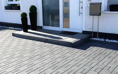 Jaką kostkę do białej elewacji wybrać, by uniknąć błędów?