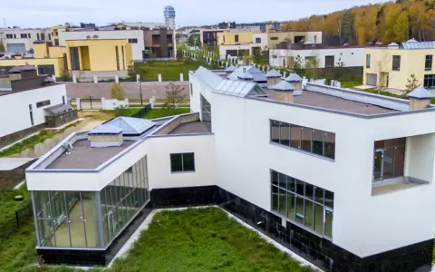Skuteczne odwodnienie dachu płaskiego z attyką – uniknij problemów z wodą