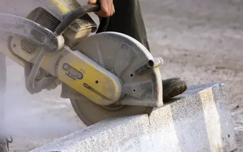 Czym skuć beton? Skuteczne metody i narzędzia do skuwania betonu