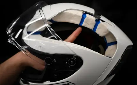 Kask poliwęglan czy włókno szklane - który wybór zapewni lepszą ochronę?