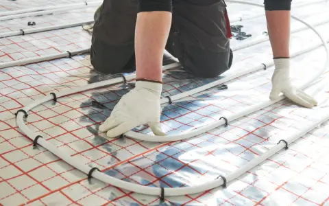 Montaż podłogówki. Sprawdź, jaka jest podłogówka cena za m2 robocizny i ciesz się ciepłem.