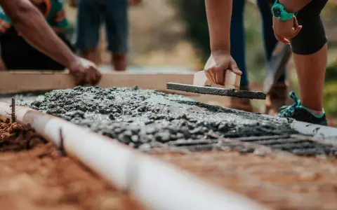 Ile kosztuje metr cementu? Sprawdź ceny i uniknij wysokich kosztów