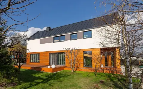 Ile kosztuje elewacja domu 100m2? Poznaj ukryte koszty i oszczędności