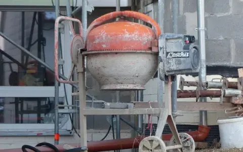 Jak długo półsuchy beton może leżeć na placu budowy? Sprawdź to!