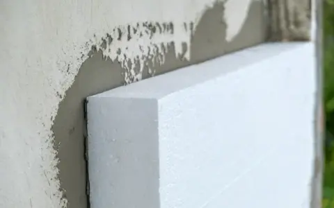Czym kleić styrodur do betonu, aby uniknąć problemów z trwałością?