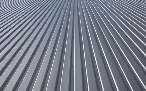 Srebrny dach z blachy trapezowej, idealnie położony, świadczy o solidnym zakładzie blachy trapezowej.