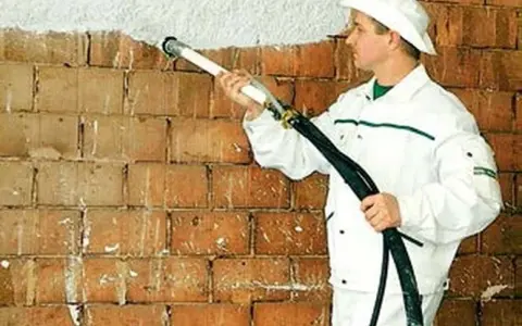 Jaką zaprawę na szpryc wybrać, by uniknąć problemów z tynkiem?