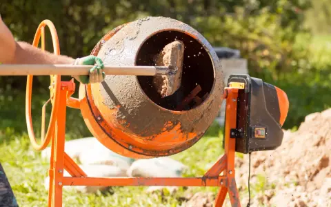 Ile łopat materiału budowlanego z worka cementu 25 kg? Odpowiedź zaskakuje!
