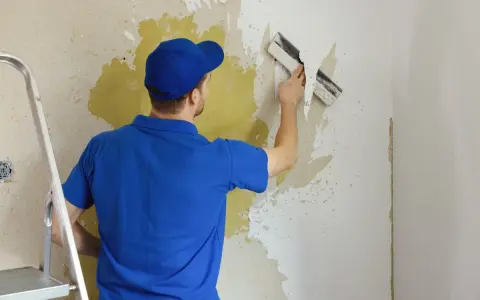 Jak usunąć starą farbę emulsyjną ze ściany i uniknąć uszkodzeń