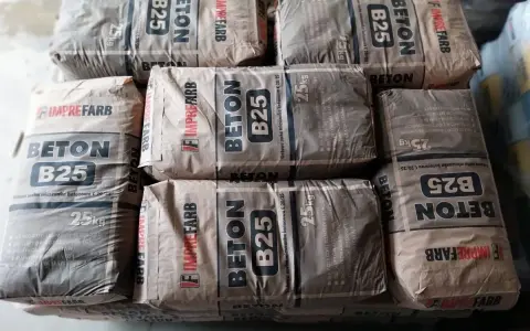 Sztaplowane worki z betonem B25, każdy po 25 kg. Wiedząc, ile waży kubik betonu, można oszacować potrzebną ilość materiału.
