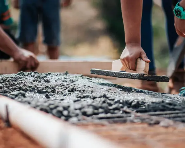 Ile waży metr sześcienny betonu? Zaskakujące różnice w wadze!